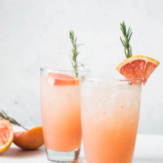 This non alcoholic grapefruit rosemary spritzer is a refreshing drink to serve on warmer days or even for brunch. The savory hint of rosemary makes this a perfect grownup, elegant drink. | www.thelastcookie.ca
