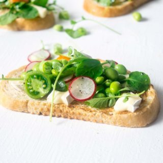 This easy edamame and watercress tartine recipe packs is spring on a plate. It is a fresh, light brunch option that looks elegant and is so healthy! | www.thelastcookie.ca