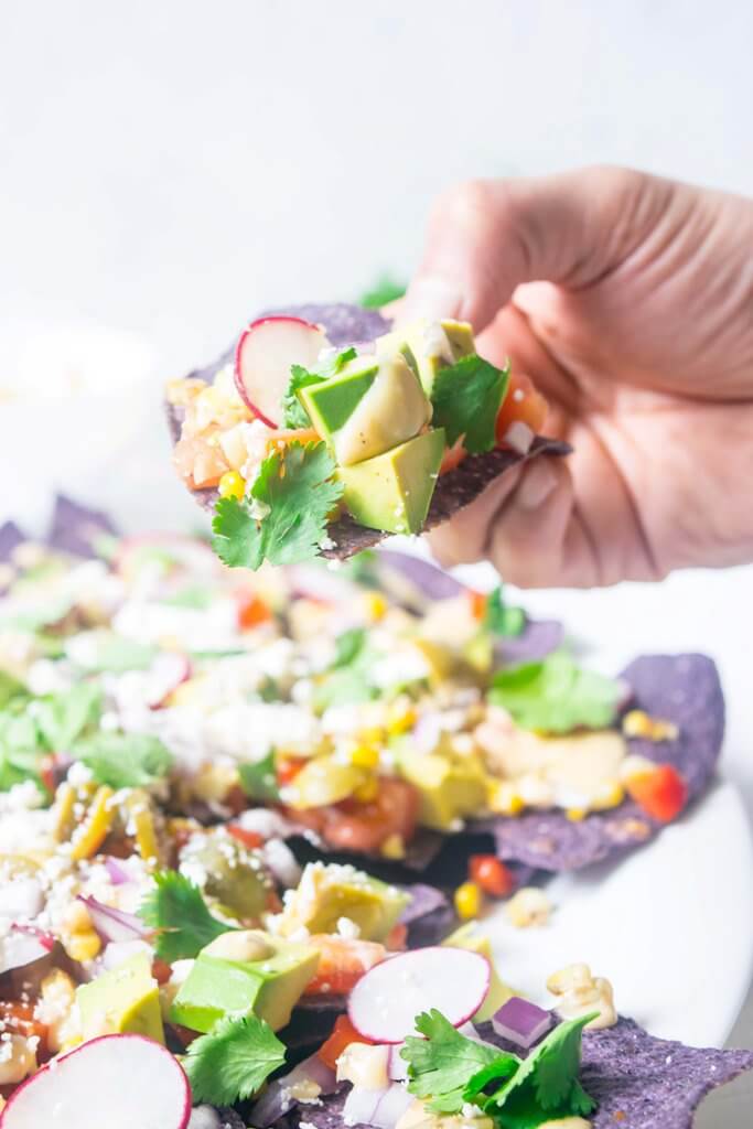 These Loaded Healthy Vegetarian Nachos pack in a punch with a lot of nutritious crunchy vegetables and a homemade cheese sauce. Light, amazingly delicious and just 30 minutes! |www.thelastcookie.ca