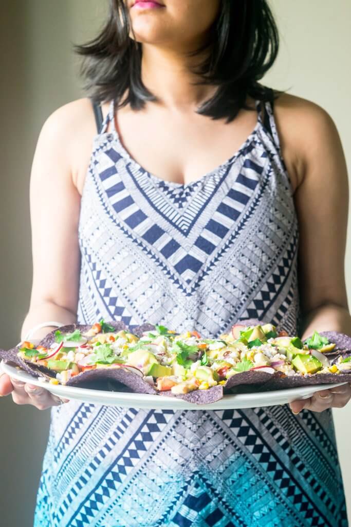 These Loaded Healthy Vegetarian Nachos pack in a punch with a lot of nutritious crunchy vegetables and a homemade cheese sauce. Light, amazingly delicious and just 30 minutes! |www.thelastcookie.ca