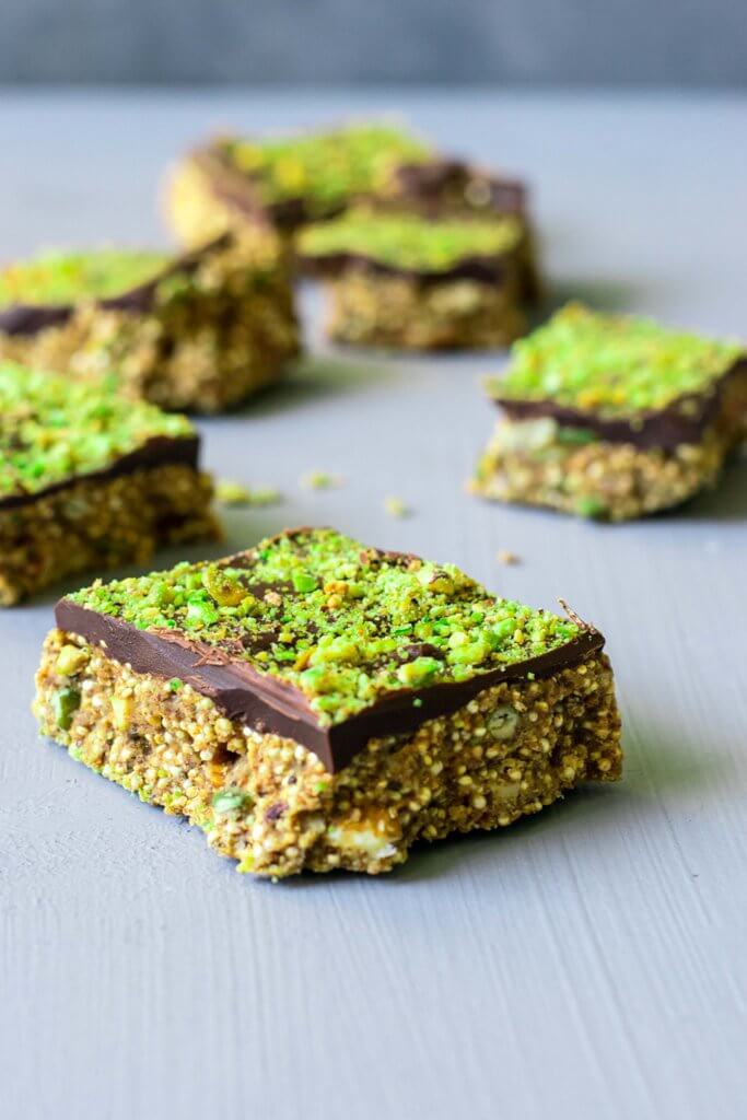 This vegan, gluten free Quinoa Bars recipe is rich in protein and healthy fats. They're easy to make and a delicious, wholesome snack! | www.thelastcookie.ca