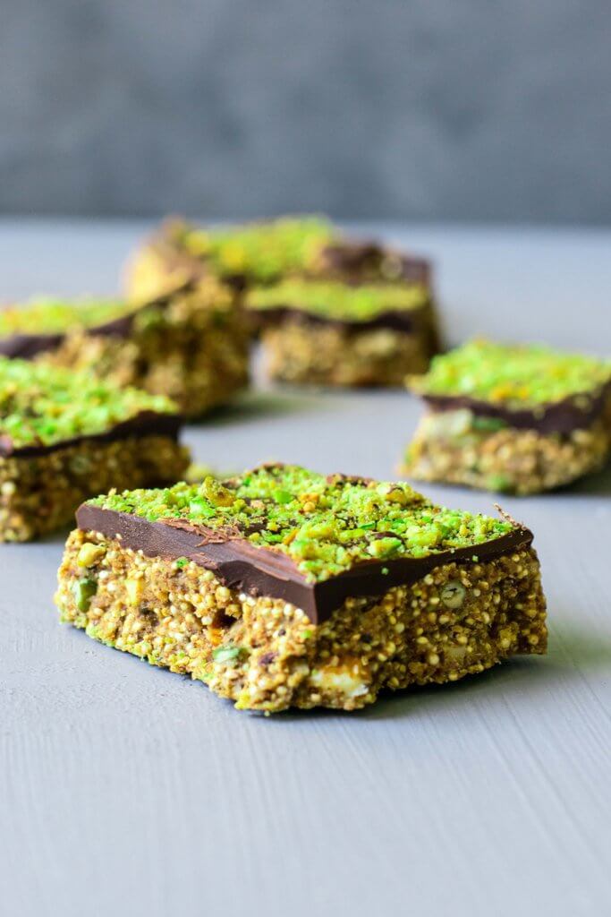 This vegan, gluten free Quinoa Bars recipe is rich in protein and healthy fats. They're easy to make and a delicious, wholesome snack! | www.thelastcookie.ca