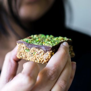 This vegan, gluten free Quinoa Bars recipe is rich in protein and healthy fats. They're easy to make and a delicious, wholesome snack! | www.thelastcookie.ca