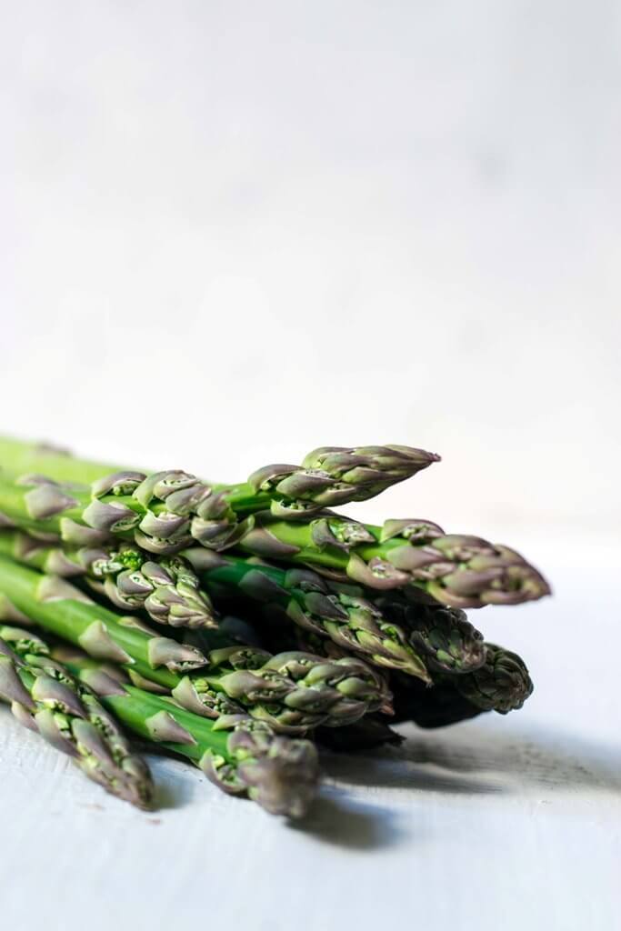 This easy fennel asparagus soup has a fresh, refreshing flavor from fennel that is perfect for summer. It is light, creamy and ready in under 30 minutes! | www.thelastcookie.ca