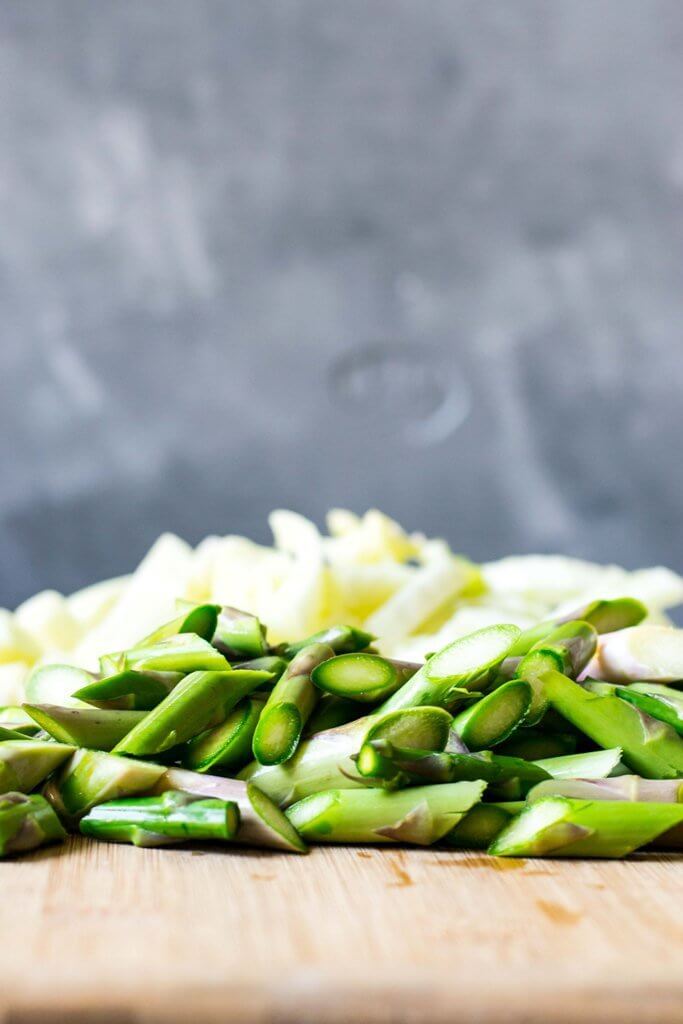 This easy fennel asparagus soup has a fresh, refreshing flavor from fennel that is perfect for summer. It is light, creamy and ready in under 30 minutes! | www.thelastcookie.ca