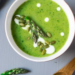 This easy fennel asparagus soup has a fresh, refreshing flavor from fennel that is perfect for summer. It is light, creamy and ready in under 30 minutes! | www.thelastcookie.ca