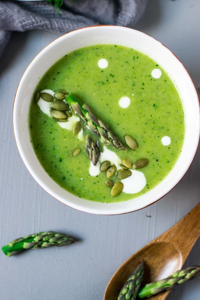 This easy fennel asparagus soup has a fresh, refreshing flavor from fennel that is perfect for summer. It is light, creamy and ready in under 30 minutes! | www.thelastcookie.ca